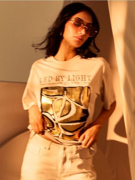 Bawełniana koszulka ze złotym nadrukiem - kremowy. Białe t-shirty damskie Sinsay, l, bez wzorów, z bawełny, bez kołnierzyka. Za 25.99 zł.