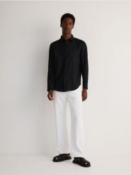 Lniana koszula regular fit - czarny. Czarne koszule męskie Reserved, l, bez wzorów, bez kołnierzyka, bez ramiączek. Za 179.99 zł.