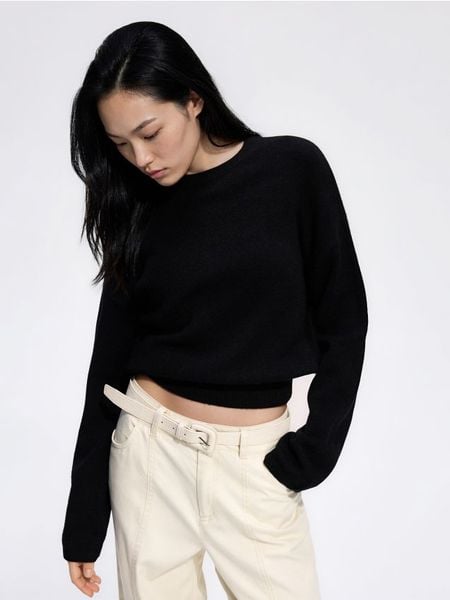 Sweter z obniżoną linią ramion - czarny. Czarne swetry klasyczne damskie Reserved, l, z dzianiny, bez kołnierzyka. Za 119.99 zł.