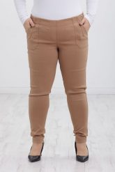 Klasyczne beżowe spodnie Nita ze zwężoną nogawką PLUS SIZE XXL. Brązowe spodnie materiałowe damskie Nasi partnerzy, bez wzorów, z elastanu, biznesowe, plus size. Za 159.90 zł.