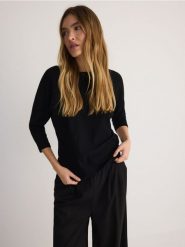 Gładki sweter z wiskozą - czarny. Czarne swetry klasyczne damskie Reserved, l, z dzianiny, bez kołnierzyka. Za 79.99 zł.