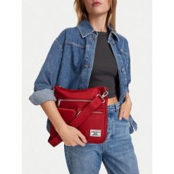 Torebka Guess Jeans. Czerwone listonoszki damskie Guess Jeans, z aplikacjami, z jeansu, bez dodatków. Za 179.99 zł.