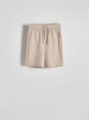 Dresowe szorty - beżowy. Brązowe szorty męskie Reserved, z dresówki, bez kołnierzyka. W wyprzedaży za 49.99 zł.