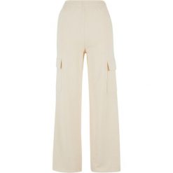 Spodnie dresowe damskie baggy Urban Classics. Białe spodnie dresowe damskie Urban Classics, bez wzorów, z dresówki. Za 136.50 zł.
