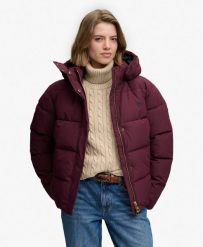 Superdry Premium pikowana kurtka z kapturem ocieplana z recyklowanego poliestru. Fioletowe kurtki damskie Superdry., bez wzorów, z materiału, z kapturem. Za 651.60 zł.