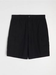 Bawełniane szorty cargo - czarny. Czarne szorty męskie Sinsay, z bawełny, bez kołnierzyka. Za 59.99 zł.