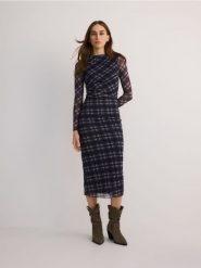 Sukienka midi z drapowaniem - wielobarwny. Sukienki damskie Reserved, l, bez wzorów, z dzianiny, bez kołnierzyka, bez ramiączek, midi, dopasowane. W wyprzedaży za 49.99 zł.