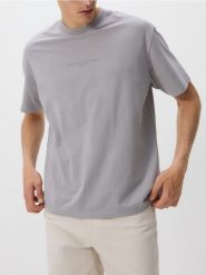 T-shirt boxy z nadrukiem - szary. Szare t-shirty męskie Reserved, l, bez wzorów, z bawełny, bez kołnierzyka. W wyprzedaży za 55.99 zł.