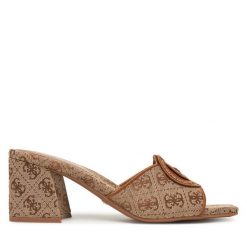 Klapki Guess. Brązowe klapki damskie Guess, z aplikacjami, bez obcasa. Za 689.99 zł.