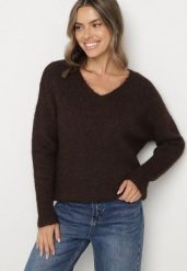 Brązowy Sweter z Dodatkiem Wełny i Dekoltem w Serek Estorea. Brązowe swetry klasyczne damskie Born2be, l, z wełny, bez kołnierzyka. Za 109.99 zł.