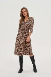 Sukienka w panterkę beżowa. Brązowe sukienki damskie MOODO, bez wzorów, z elastanu, bez kołnierzyka, bez ramiączek. Za 139.99 zł.