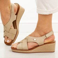 Beżowe skórzane sandały damskie na koturnie Sergio Leone Sk297s. Brązowe sandały damskie Sergio Leone, bez wzorów, z jeansu, bez obcasa, na koturnie. Za 229.00 zł.