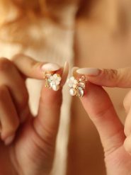 Pierres delicates Pozłacane kolczyki-wkrętki z perłami rozmiar: onesize. Białe kolczyki damskie Pierres delicates, z kryształem, pozłacane. Za 56.99 zł.