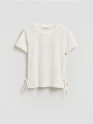 Gładki t-shirt z modalem - złamana biel. Koszulki dziewczęce Reserved, bez wzorów, z dzianiny, bez ramiączek. Za 32.99 zł.