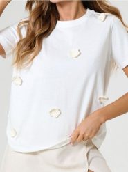 Bawełniana koszulka z kwiatami 3D - kremowy. Białe t-shirty damskie Sinsay, l, bez wzorów, z bawełny, bez kołnierzyka. W wyprzedaży za 19.99 zł.
