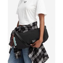 Torebka Reebok. Czarne torebki klasyczne damskie Reebok, bez wzorów, bez dodatków. Za 129.99 zł.