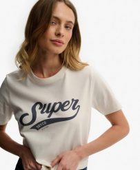 Superdry Varsity Script T-Shirt – 100% bawełna organiczna, relaxed fit – CREAM. Białe t-shirty damskie Superdry., bez wzorów, z bawełny, bez kołnierzyka. Za 162.75 zł.