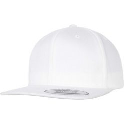 Czapka Z Daszkiem Z Bawełny Organicznej. Białe czapki z daszkiem damskie FLEXFIT, bez wzorów, z bawełny. Za 77.99 zł.