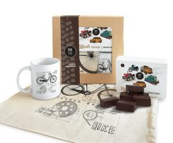 Rower — paczka (Zawartość paczki: koszulka - torba - kubek - słodycze; Rozmiar koszulki / bluzy: XS (męska); Kolor koszulki / bluzy: biały; Rodzaj nad. Białe t-shirty sportowe męskie nikiniki, m, z bawełny, bez ramiączek, rowerowe. Za 179.00 zł.