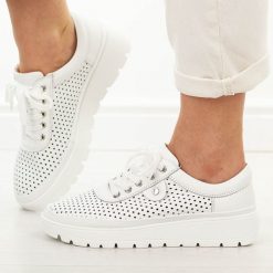 Białe ażurowe skórzane półbuty damskie Vinceza 79629. Białe półbuty damskie VINCEZA, z aplikacjami, z jeansu, eleganckie, z okrągłym noskiem, bez obcasa. Za 239.00 zł.