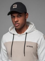 Czapka męska bejsbolówka z logo – czarna V2 OM-ACCS-0100 - uniwersalny. Czarne czapki męskie Ombre Clothing, bez wzorów, z bawełny, klasyczne. Za 39.99 zł.