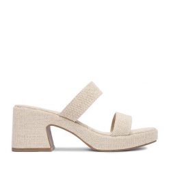 Klapki DeeZee. Brązowe klapki damskie DeeZee, bez wzorów, bez obcasa. Za 139.99 zł.