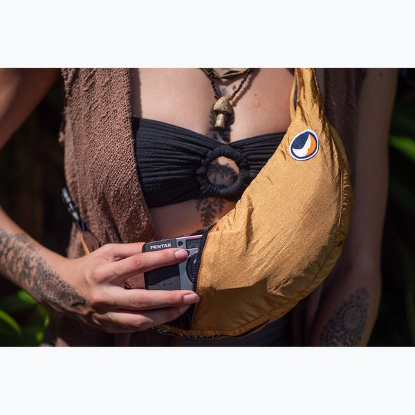 Torba Ticket To The Moon Upcycled Sling Bag. Brązowe torebki klasyczne damskie TICKET TO THE MOON, bez wzorów, bez dodatków. Za 161.99 zł.