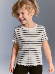 Krótki prążkowany t-shirt - wielobarwny. Koszulki dziewczęce Reserved, m, bez wzorów, z bawełny, bez ramiączek. Za 29.99 zł.