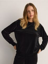 Welurowa bluza - czarny. Czarne bluzy bez kaptura damskie Reserved, l, z dzianiny. W wyprzedaży za 49.99 zł.