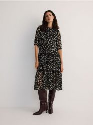 Wzorzysta sukienka midi - wielobarwny. Sukienki damskie Reserved, na co dzień, l, bez wzorów, z tkaniny, bez kołnierzyka, bez ramiączek, midi, proste. W wyprzedaży za 119.99 zł.