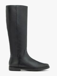 Czarne kozaki z wąską cholewką. Czarne kozaki damskie Ryłko, ze skóry, z okrągłym noskiem, bez obcasa, na płaskiej podeszwie. Za 649.99 zł.