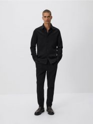 Gładka koszula slim fit - czarny. Czarne koszule męskie Reserved, l, bez wzorów, z bawełny, bez kołnierzyka, bez ramiączek. Za 129.99 zł.