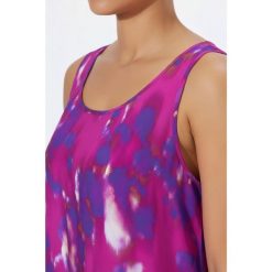 Damskie Sukienka midi kwiaty krój trapezowy okrągły dekolt bez rękawów. Czerwone sukienki damskie Ulla Popken, plus size, bez wzorów, z materiału, sportowe, bez kołnierzyka, plus size, bez ramiączek, midi, sportowe. Za 279.99 zł.