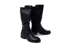 RIEKER Z9563-00 black, kozaki damskie. Czarne kozaki damskie Rieker, z gumy, bez obcasa, na obcasie. Za 479.90 zł.