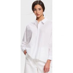 Biała koszula oversize - Biały. Białe koszule damskie Reserved, bez wzorów, bez kołnierzyka, bez ramiączek. Za 89.99 zł.