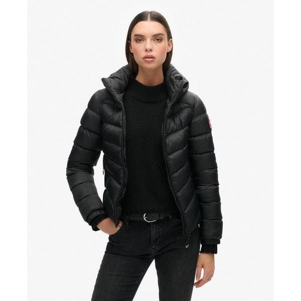 Kurtka pikowana z kapturem Fuji od SUPERDRY. Czarne kurtki damskie Superdry., bez wzorów, z puchu, z kapturem. W wyprzedaży za 457.00 zł.