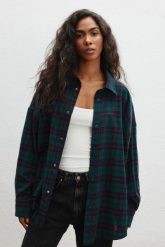 Koszula typu oversize w kratę ZIELONĄ - RENO 9360-M/L. Zielone koszule damskie Marsala, l, bez wzorów, z bawełny, klasyczne, bez kołnierzyka, bez ramiączek. Za 329.90 zł.