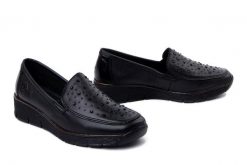 RIEKER 53752-00 black, półbuty damskie. Czarne półbuty damskie Rieker, bez wzorów, bez obcasa, na koturnie. Za 339.90 zł.