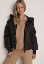 Czarna Przejściowa Kurtka Pikowana z Kapturem i Napisami na Rękawach Althone. Czarne kurtki damskie Born2be, l, bez wzorów, z poliesteru, z kapturem. Za 149.99 zł.