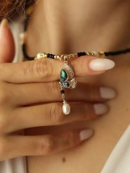 Pierres delicates Pozłacany naszyjnik z elementami ozdobnymi - dł. 50 cm rozmiar: onesize. Białe naszyjniki damskie Pierres delicates, pozłacane. Za 108.74 zł.