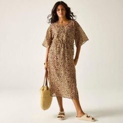 Damska sukienka plażowa Avorno Cover Up. Brązowe sukienki damskie Regatta, na plażę, xl, bez wzorów, z poliesteru, sportowe, bez kołnierzyka, bez ramiączek, dopasowane. Za 249.99 zł.