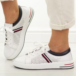 Białe skórzane półbuty damskie Jezzi 18-25. Białe półbuty damskie Jezzi, w ażurowe wzory, z jeansu, casualowe, bez obcasa, na płaskiej podeszwie. Za 239.00 zł.