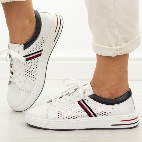 Białe skórzane półbuty damskie Jezzi 18-25. Białe półbuty damskie Jezzi, w ażurowe wzory, z jeansu, casualowe, bez obcasa, na płaskiej podeszwie. W wyprzedaży za 210.32 zł.