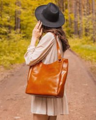 Torebka skórzana damska DAN-A T423 camel. Brązowe torebki klasyczne damskie DAN-A, bez wzorów, ze skóry, bez dodatków. Za 399.99 zł.