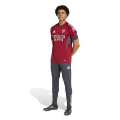 Koszulka treningowa Arsenal EU 2025/26. Czerwone t-shirty sportowe męskie Adidas, m, bez ramiączek, do piłki nożnej. W wyprzedaży za 268.00 zł.