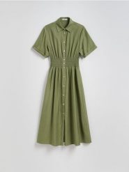 Sukienka szmizjerka - oliwkowy. Zielone sukienki damskie Reserved, na co dzień, l, bez wzorów, z tkaniny, bez kołnierzyka, bez ramiączek, maxi, koszulowe. Za 179.99 zł.