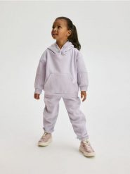 Bluza z kapturem - lawendowy. Fioletowe bluzy i bluzki niemowlęce Reserved, bez wzorów, z bawełny, bez ramiączek, z kapturem. W wyprzedaży za 29.99 zł.