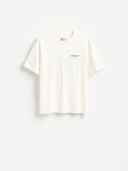 T-shirt Shelby - złamana biel. T-shirty męskie Reserved, l, bez wzorów, z bawełny, bez kołnierzyka. Za 79.99 zł.