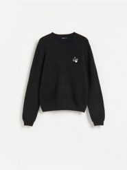Sweter z broszką - czarny. Czarne swetry klasyczne damskie Reserved, l, z dzianiny, bez kołnierzyka. Za 129.99 zł.