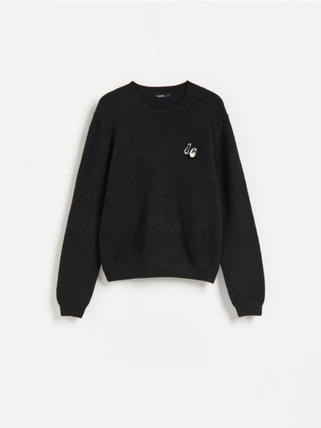 Sweter z broszką - czarny. Czarne swetry klasyczne damskie Reserved, l, z dzianiny, bez kołnierzyka. Za 129.99 zł.